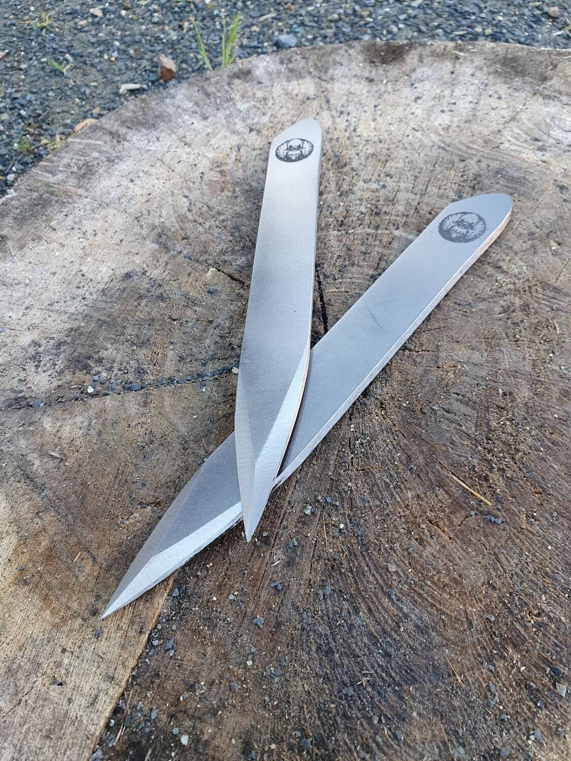 Couteau de lancer de compétition fabriqué en Normandie (France).