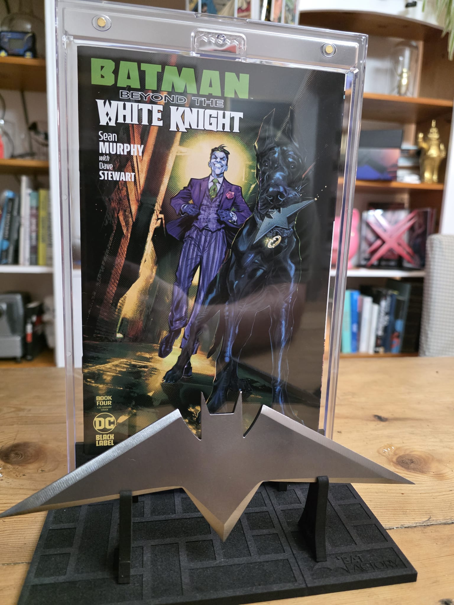 Set-up Batarang V2 + comics "White Knight" by Sean Murphy – Image 2